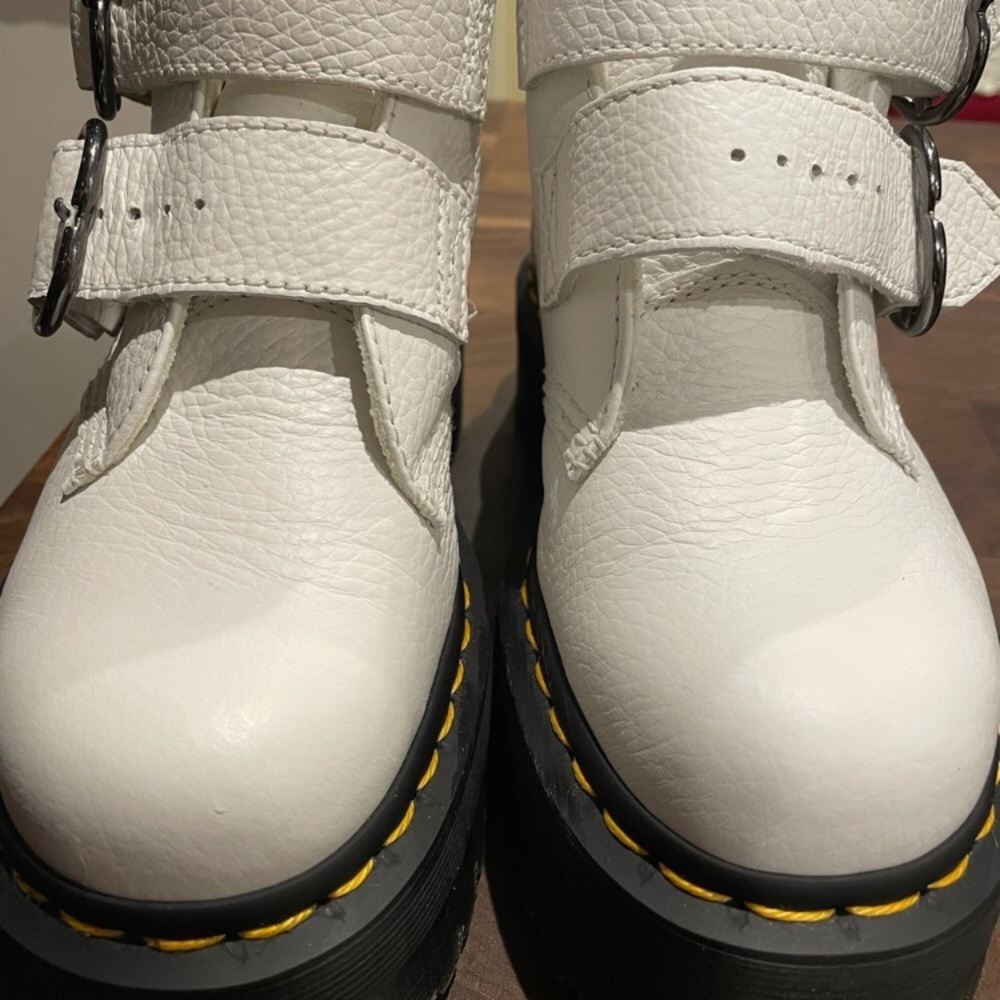 Genuine Dr. Marten Devon heart boot size 6. - Picture 8 of 8